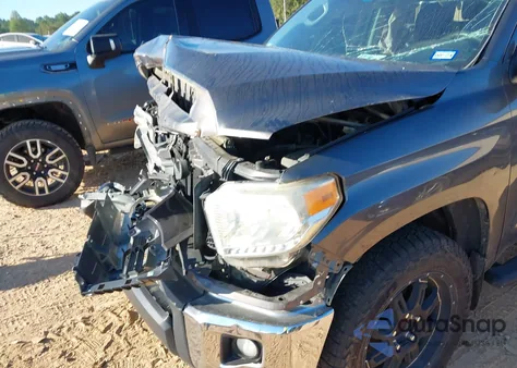 2016 Toyota Tundra Sr5 4.6L V8 z USA, uszkodzony, nr VIN 5TFRM5F13GX104735